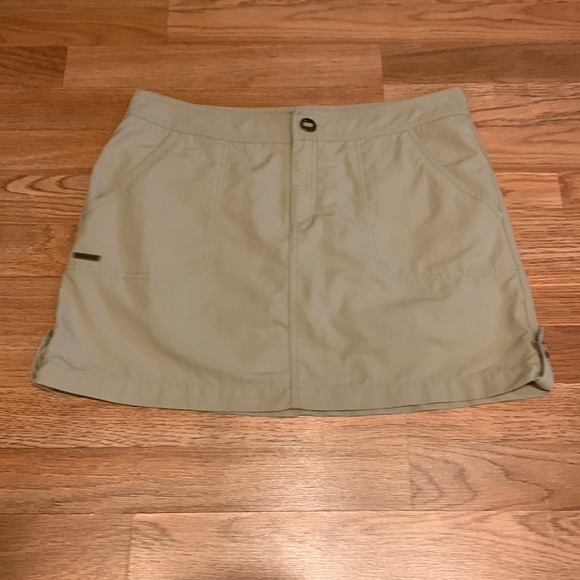 Merrell Pants - Merrell tan skirt/green shorts underneath mini skirt activewear skorts Size 8.